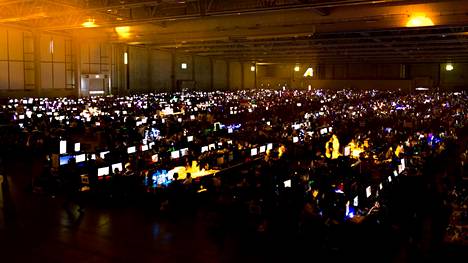 Oman tietokoneensa kanssa Assemblyille saapuu yli 2000 ihmistä. Kuva kesältä 2016.