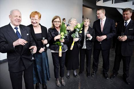 Tarja Halonen nimitti Kirsi Kunnaksen taiteen akateemikoksi 2009. 