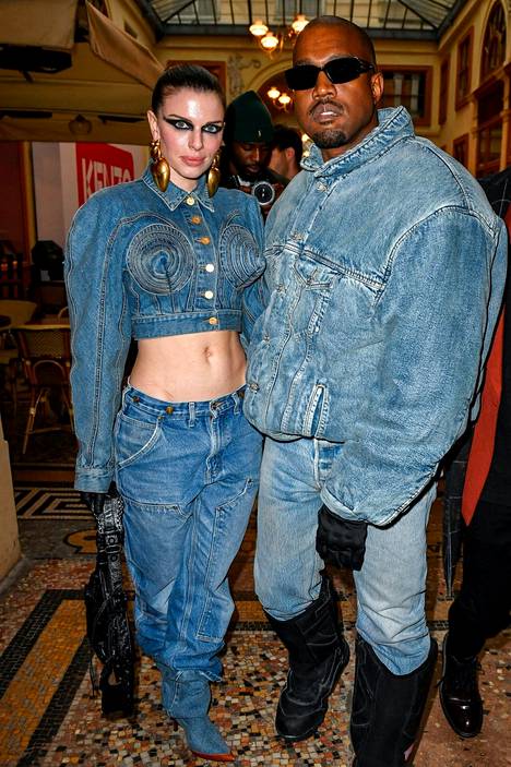 Julia Fox ja Kanye West edustivat viime viikolla ensimmäistä kertaa yhdessä. Parin suhde on edennyt vauhdilla, sillä he tapasivat toisensa vasta uutenavuotena.