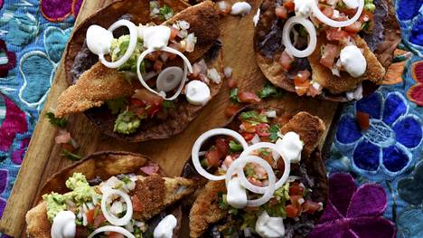 Leivitetyt kala-tostadat ovat kuin meksikolaisia kalapuikkoja.