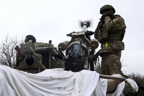 Ukraina on saanut aseapuna suuren määrän tykistöaseita. Kuvassa sotilaat ampuvat brittiläisellä L119-haupitsilla, joka vastaa yhdysvaltalaista M119-haupitsia, mutta käyttää eri ampumatarviketta.