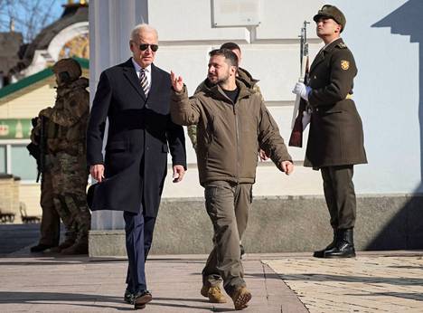 Joe Biden ja Voilodymyr Zelenskyi kävelivät yhdessä Pyhän Mikaelin luostarin edustalla Kiovassa.