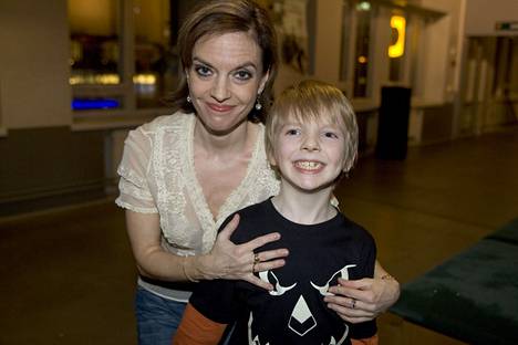 Vuonna 2006 Anna-Leena Härkönen kuvattiin elokuvateatterissa Lauri-poikansa kanssa.