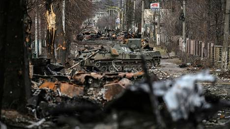 Tuhottuja panssaroituja ajoneuvoja Butshassa lähellä Kiovaa maaliskuussa. Venäjä uskoi asiantuntijoiden mukaan saavuttavansa nopean voiton Ukrainassa, mutta tämä oletus osoittautui pian vääräksi.