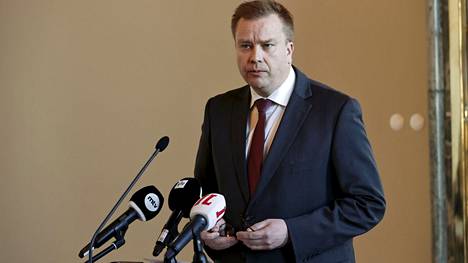 Puolustusministeri Antti Kaikkonen piti tiedotustilaisuuden torstaina.