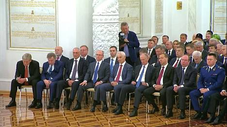 Kuvassa oikeassa laidassa istuu Venäjän valtionsyyttäjä Igor Krasnov ja hänen vierellään Putinin presidentinhallinnon päällikkö Anton Vaino. Dmitri Medvedevin vieressä istuvaa Nikolai Patrushevia näyttää väsyttävän, ja sama vaiva oli myös Mevdedevillä itsellään. 