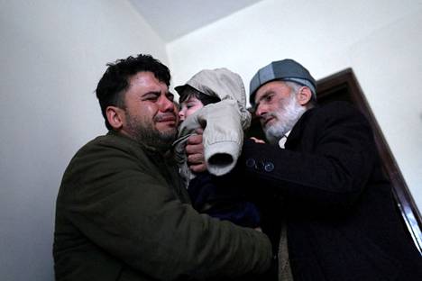 Sohail Ahmadin löytänyt Hamid Safi itkee ojentaessaan Sohailin tämän isoisälle Mohammad Qasem Razawille.