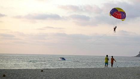 Turisti kuoli parasailing-onnettomuudessa Thaimaan Phuketissa – vaimo  kuvasi karmean pudotuksen - Ulkomaat - Ilta-Sanomat