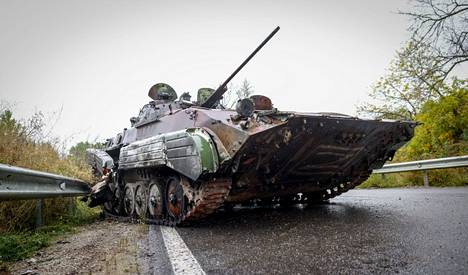 Tuhottu venäläinen BMP2-rynnäkköpanssarivaunu lojui tiellä Harkovan itäpuolella.