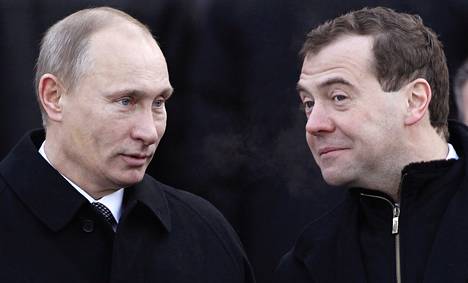 Venäjän presidentti Dmitri Medvedev ja pääministeri Vladimir Putin osallistuivat seppeleenlaskutilaisuuteen Tuntemattoman sotilaan haudalla Moskovan Kremlin ulkopuolella 23. helmikuuta 2011.