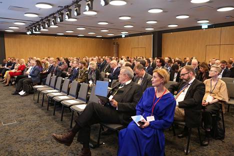 Toomas Hendrik Ilves (eturivissä) esitti Suomi-kritiikkinsä paneelin yleisön joukosta. Yleisönä oli runsaasti Nato- ja EU-maiden poliitikkoja, virkamiehiä, diplomaatteja, tutkijoita ja toimittajia. 