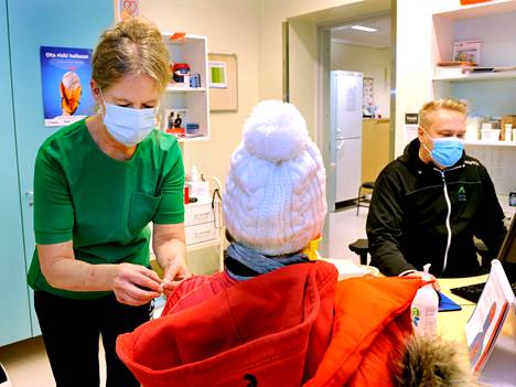 THL:n ylilääkäri Hanna Nohynek toivoo, että uusi rokote lisää kansalaisten rokottautumishalukkuutta. Nohynek osallistui itsekin rokotustalkoisiin tapaninpäivänä Iitin terveyskeskuksessa.
