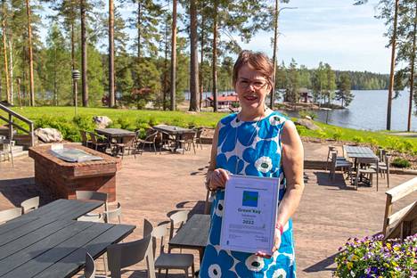 Green Key -sertifikaatin saaneen Hotelli Keurusselän yrittäjä Iris Mäkinen tuntee upeassa järvimaisemassa olevansa töissäkin vähän lomalla. 