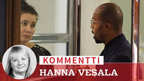 Vihreiden kansanedustajat Emma Kari ja Jani Toivola juttelivat eduskunnan istuntosalin oviaukossa 18. syyskuuta.