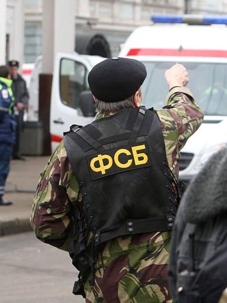 Osalla Suomessa asuvilla ”Putinin kätyreillä” on FSB- tai KGB-taustaa. Kuvassa FSB:n työntekijä Moskovassa 29. maaliskuuta vuonna 2010.
