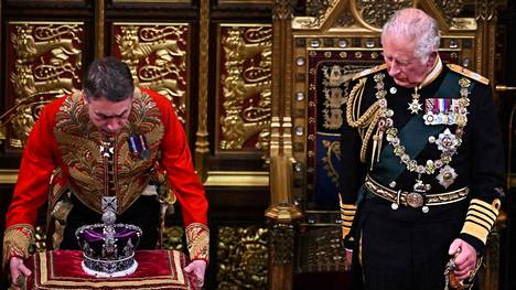 Prinssi Charles katsoi tunteikkaasti kuningattaren kruunua aloittaessaan historiallisen puheensa.