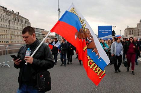 Yleisöä alkoi valua Punaiselle torille hiljalleen iltapäivällä Kremlin allekirjoitusseremonian jälkeen.