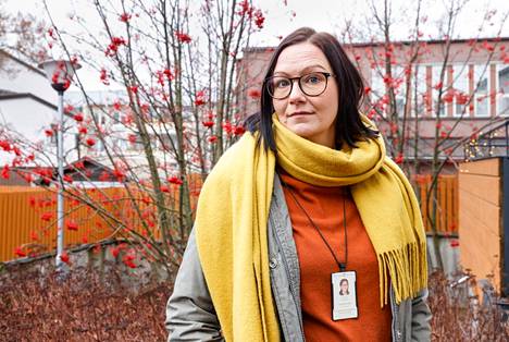 Erikoissosiaalityöntekijä Kirsi Nurmen mukaan henkirikos voi järkyttää, vaikka ei kuuluisikaan uhrien lähipiiriin.