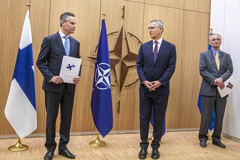 Toukokuussa 2022 Naton pääsihteeri Jens Stoltenberg (kesk.) vastaanotti Suomen Nato-jäsenyyshakemuksen. Vasemmalla Suomen Nato-suurlähettiläs Klaus Korhonen. 