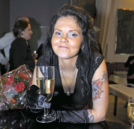 Katja Kettu erosi kirjailijapuolisostaan – toivoo elämäänsä rakkautta:  ”Pyrin elämään juuri niin kuin naisena haluan” - Viihde - Ilta-Sanomat