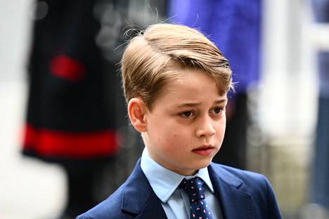 Prinssi George on kruununperimysjärjestyksessä kolmas heti isoisänsä Charlesin sekä isänsä Williamin jälkeen.