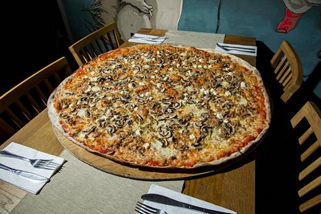 Tanja Valanne paistaa jättimäisiä pizzoja, joihin uppoaa kilo juustoa –  sukupizzan on pystynyt ahtamaan nopeasti vain kaksi ihmistä - HS-Helsinki -  Ilta-Sanomat