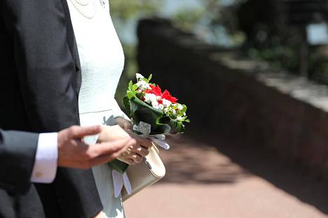 Presidentti Niinistö ojensi kruununprinsessalle kauniin kukkakimpun.