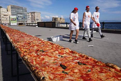 Yli 1,8 km! Maailman pisin pizza tehtiin 11 tunnissa - Ajankohtaista -  Ilta-Sanomat