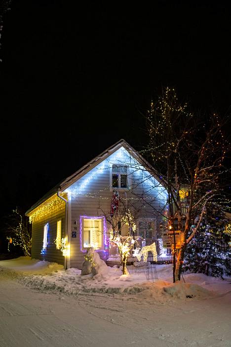 Oululainen Jalmari Soronen innostui jouluvaloista niin, että perheen omakotitalon yläkerta kävi harrastukselle pieneksi. Nyt harrastus on kaiken kansan nähtävillä Puu-Toppilan Tuulentiellä jo kolmatta vuotta.