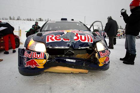 Pitäessään taukoa formuloista Räikkönen ajoi rallia. Rovaniemen Arctic Rallin toisella erikoiskokeella tammikuussa 2010 Räikkönen törmäsi puuhun, ja hänen autonsa nokka vaurioitui pahoin.
