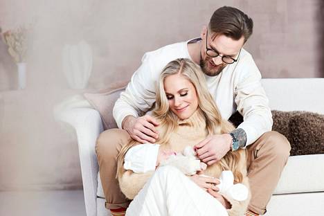 Eevi Teittisen ja Teemu Packalénin tytär syntyi marraskuussa 2021.