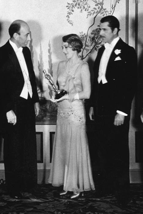 Mary Pickford sai historian toisen naispääosa-Oscarin vuoden 1929 elokuvasta Coquette. Pickford oli pukeutunut aikakaudelle tyypillisesti eleganttiin leninkiin, käsineisiin ja helmikaulanauhaan.