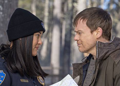 Dexter (Michael C. Hall) seurustelee uusissa jaksoissa pikkukaupungin poliisipäällikön Angela Bishopin (Julia Jones) kanssa.
