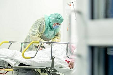 Suojavarusteisiin pukeutunut hoitaja otti näytettä koronaepäillyltä potilaalta Turun yliopistollisessa keskussairaalassa huhtikuun alussa.