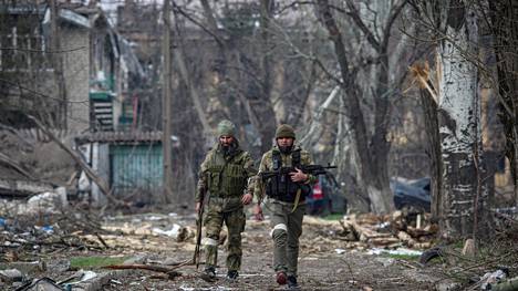 Venäjän armeijan tshetsheenisotilaita kävelyllä tuhoutuneessa Mariupolissa 15. huhtikuuta. 