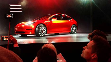 Tesla Model 3 esiteltiin ensi kerran 2016. Brittilehden mukaan ennakkokohu ei ollut turha. 