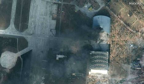 Maxar-yhtiön satelliittikuvassa näkyi tuhoja Antonovin kentällä Hostomelissä iskujen jälkeen.