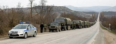 Satoja venäläissotilaita on lauantaina saapunut lähelle Krimin niemimaan pääkaupunkia Simferopolia, kertovat uutistoimisto Reutersin paikan päällä olevat toimittajat.