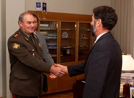 Kenraalieversti Leonid Ivashov  tapasi vuonna 2000 Suomen vierailullaan Suomen silloisen puolustusministerin Jan-Erik Enestamin.