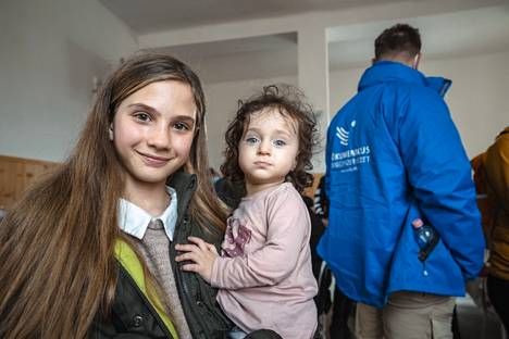 10-vuotias Alina pakeni sotaa perheensä kanssa Krimin niemimaan läheltä Ukrainan ja Unkarin väliselle rajalle. Hän toi mukanaan yhden lelun ja värityskirjan, jonka hän antoi jo toiselle tytölle, jolla ei ollut leluja mukanaan. Alinan sylissä 3-vuotias Emilia. 