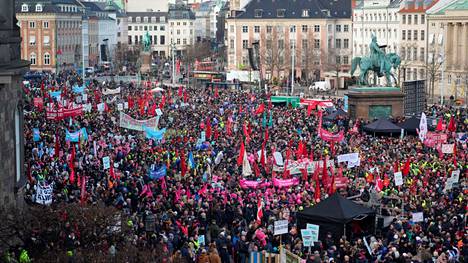 Kymmenet bussit kuljettivat mielenosoittajia ympäri Tanskaa Kööpenhaminaan, missä oli koolla 40 000–50 000 protestoijaa.