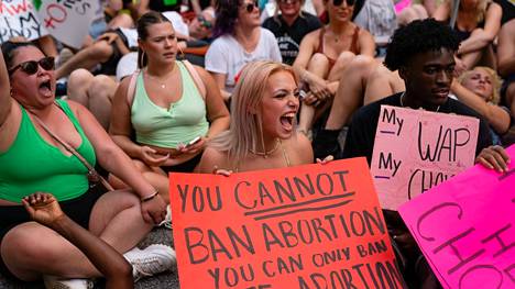 Ihmiset osoittivat mieltään Atlantassa Georgian osavaltiossa sen jälkeen, kun Yhdysvaltain korkein oikeus päätti kumota laajan aborttioikeuden.