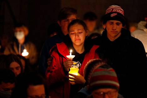 Oxfordin yläkoulun oppilaat osallistuivat tiistai-iltana menehtyneille koulutovereilleen järjestettyyn muistotilaisuuteen.