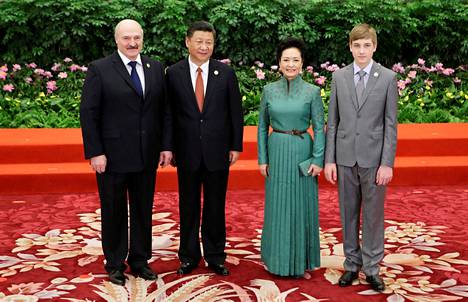 Kiinan presidentti Xi Jinping ja hänen vaimonsa Peng Liyuan kuvattiin vuonna 2017 yhdessä Lukashenkan ja tämän Nikolai-pojan kanssa Pekingissä.