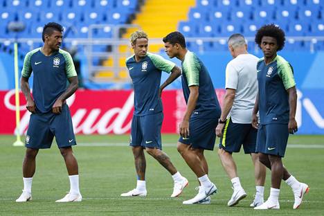 Brasilian maajoukkue harjoitteli lauantaina. Kuvassa Paulinho (vas.), Neymar, Thiago Silva ja Willian.
