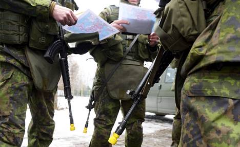 Puolustusvoimille on tullut reserviläisiltä ja muilta kansalaisilta runsaasti kysymyksiä. Kuvassa reserviläisiä käskynjaossa kertausharjoituksessa Laajasalossa Helsingissä maaliskuussa 2016. 