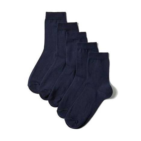 Muun muassa brittiketju Marks & Spencer käyttää sukissaan hopeaan perustuvaa Fresh Feet -teknologiaa, jolla jalat pysyvät pidempään raikkaina. Sukissa on 78 prosenttia puuvillaa, 20 polyamidia ja 2 elastaania. M&S StayNew -sukat 5-pack, 9,95 €, Sokos.
