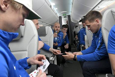 Huuhkajat viihdyttivät itseään lennolla mm. pelaamalla korttia.