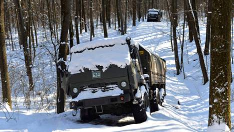 Venäjän armeijalta on jäänyt kymmenittäin sotilasajoneuvoja Ukrainan väijytyksiin. Nämä ajoneuvot on kuvattu Harkovan lähellä.