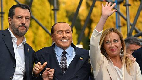 Matteo Salvini (vas.), Silvio Berlusconi ja Giorgia Meloni vaalikamppailun aikana Roomassa.